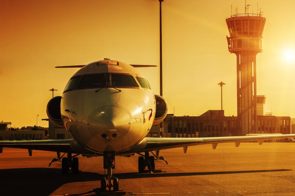 Verkehrsflugzeug auf dem Flughafen im Licht der Abendsonne